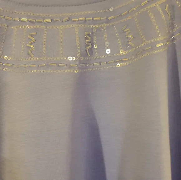 Pretty lavender top with sparkle detail - Picture 2 of 4